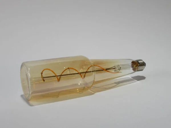 photo show the viewer a light bulbs beer lamp